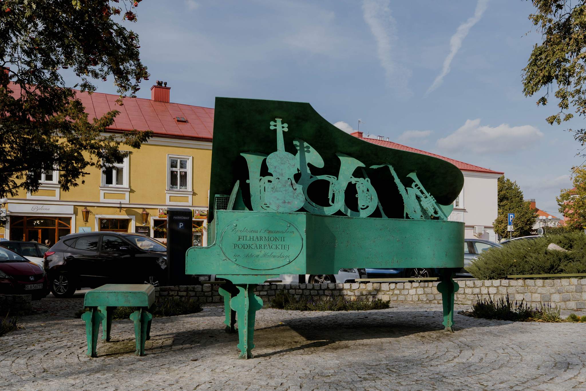 Zielony metalowy fortepian z instrumentami – pomnik Bogusława Kaczyńskiego w Łańcucie