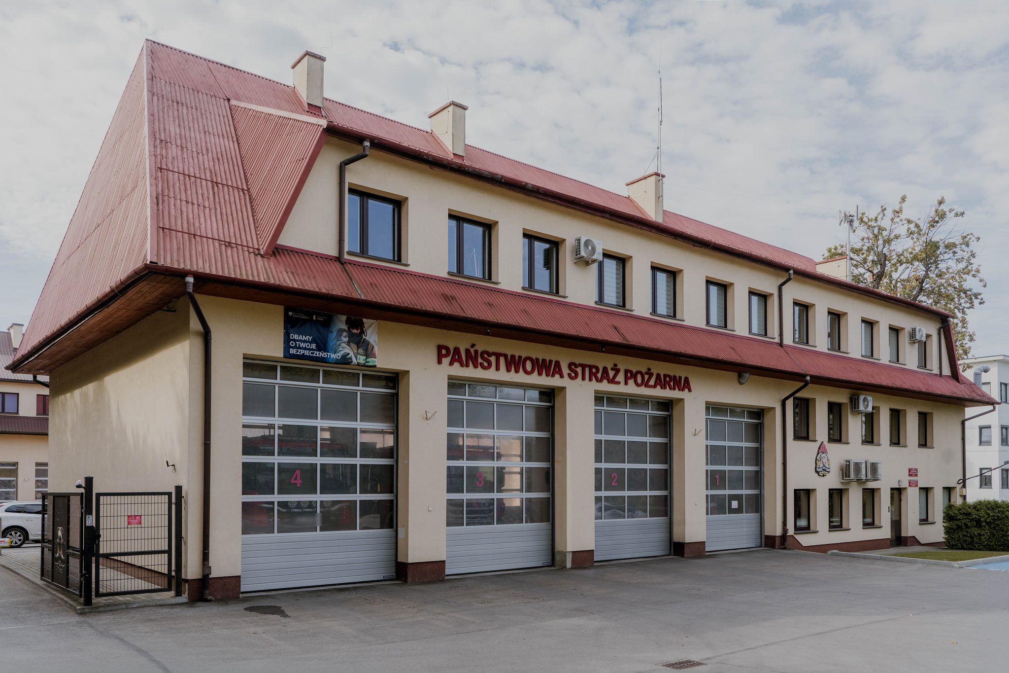 Komenda PSP w Łańcucie z bramami garażowymi, widok z ukosa