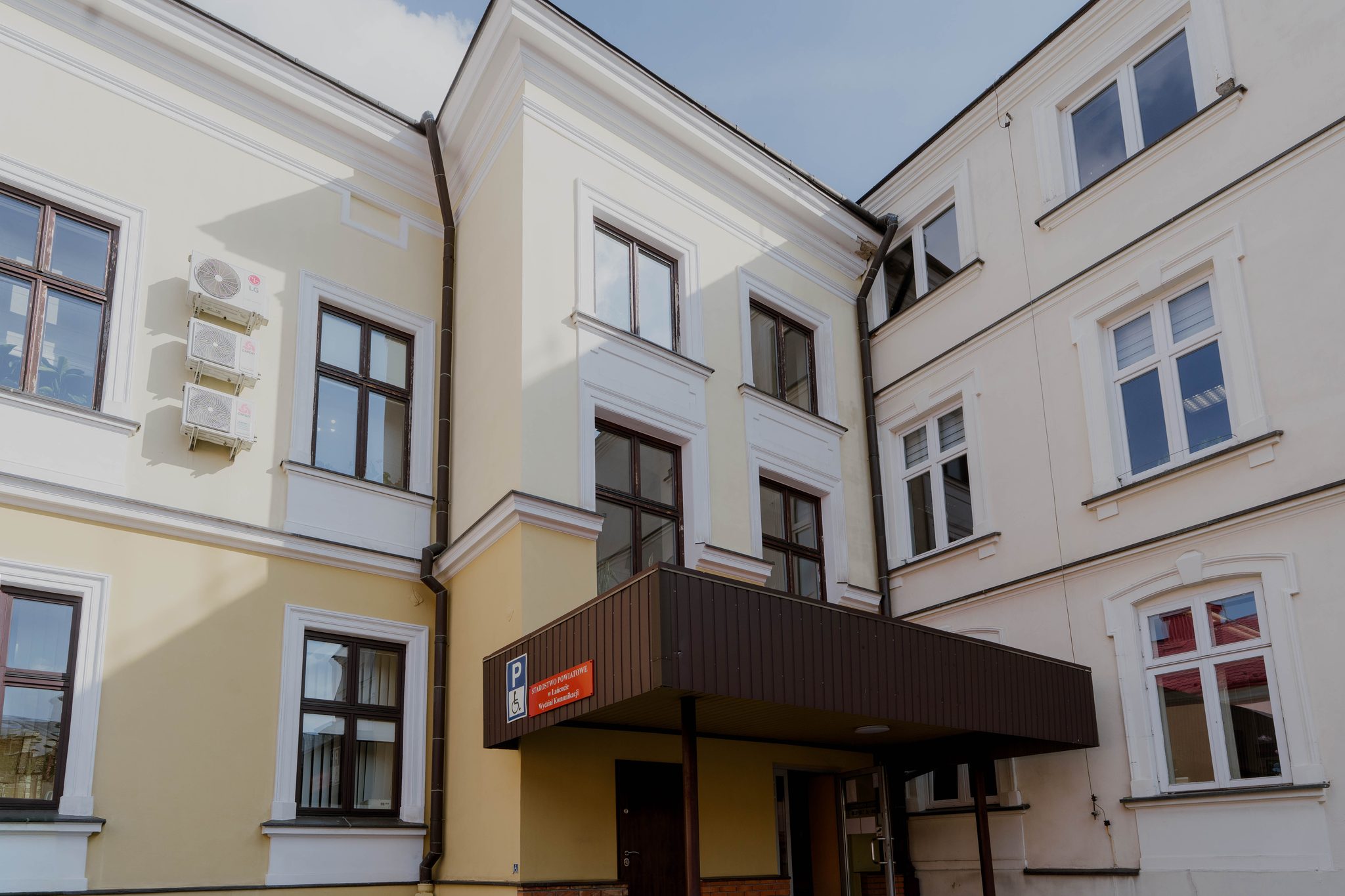 Wejście do Wydziału Komunikacji Starostwa Powiatowego w Łańcucie